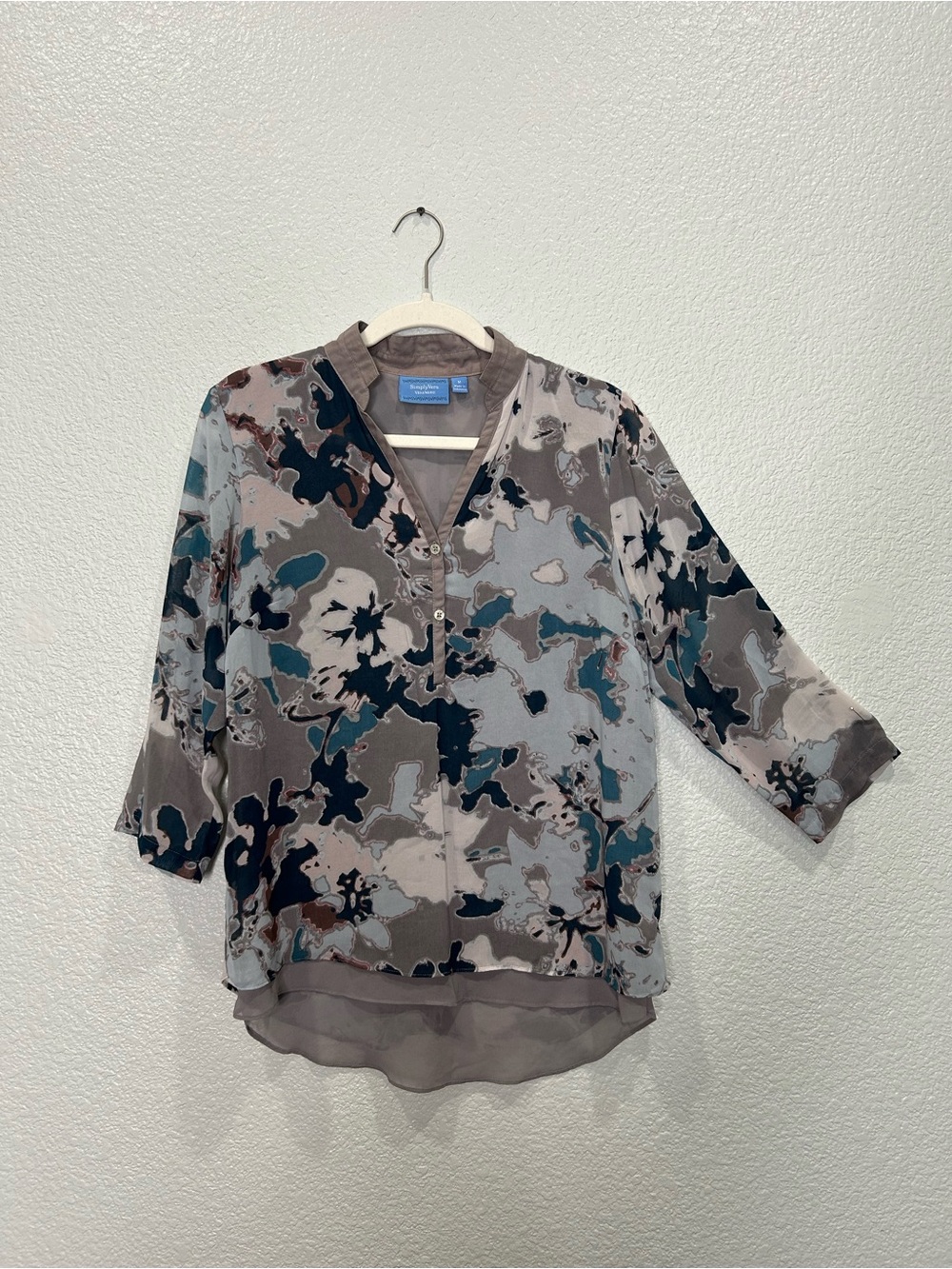 Simply Vera Vera Wang Gray Floral-Print V-Neck Buttoned Blouse